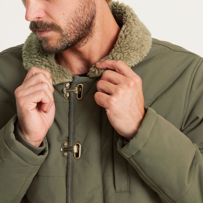 Detail view of a men’s olive green insulated jacket highlighting the cozy sherpa collar and sturdy toggle fastenings, perfect for cold weather and rugged use.
