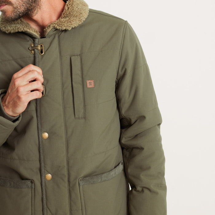 Another detail view of a men’s olive green insulated jacket, focusing on the sherpa collar and metal hardware closures for a stylish yet functional design.