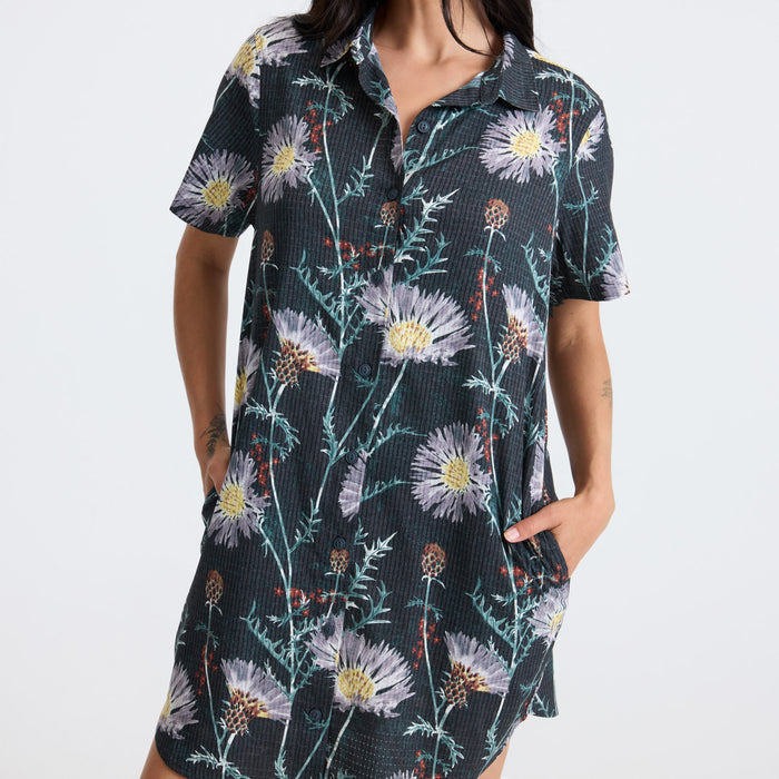 Stylish day dress designed for adventure and travel, perfect for outdoor exploration, in a versatile onyx shade.