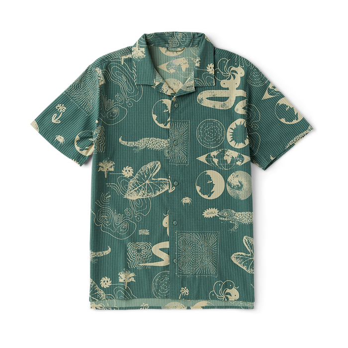 Vintage-style active shirt featuring a detailed collar and buttons, ideal for adventure and travel.