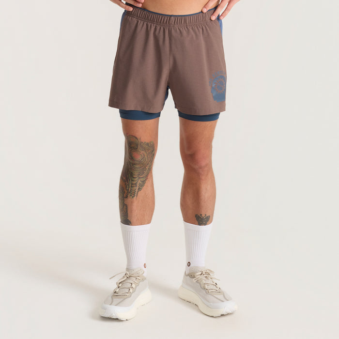 Active lifestyle shorts for outdoor adventure and travel, featuring a knee-length Bermuda style, ideal for active pursuits and exploration.