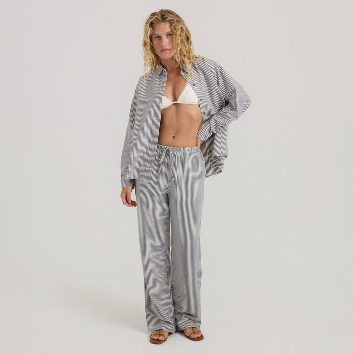 Blond model showcasing relaxed, adventure-ready pajama set for cozy evenings, blending style with comfort for optimal outdoor lounging.