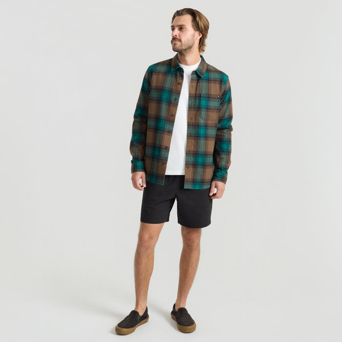 Adventure-ready Roark outdoor gear in a natural setting, product number RW665 MUR 0379, enhancing the travel experience.