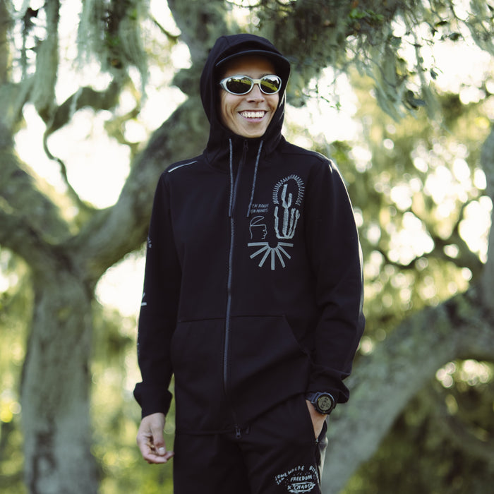 Close-up of the El Morro Zip Fleece 2.0 Hoodie featuring detailed sleeve and hood design, perfect for adventure and outdoor travel, styled with goggles for an adventurous look.