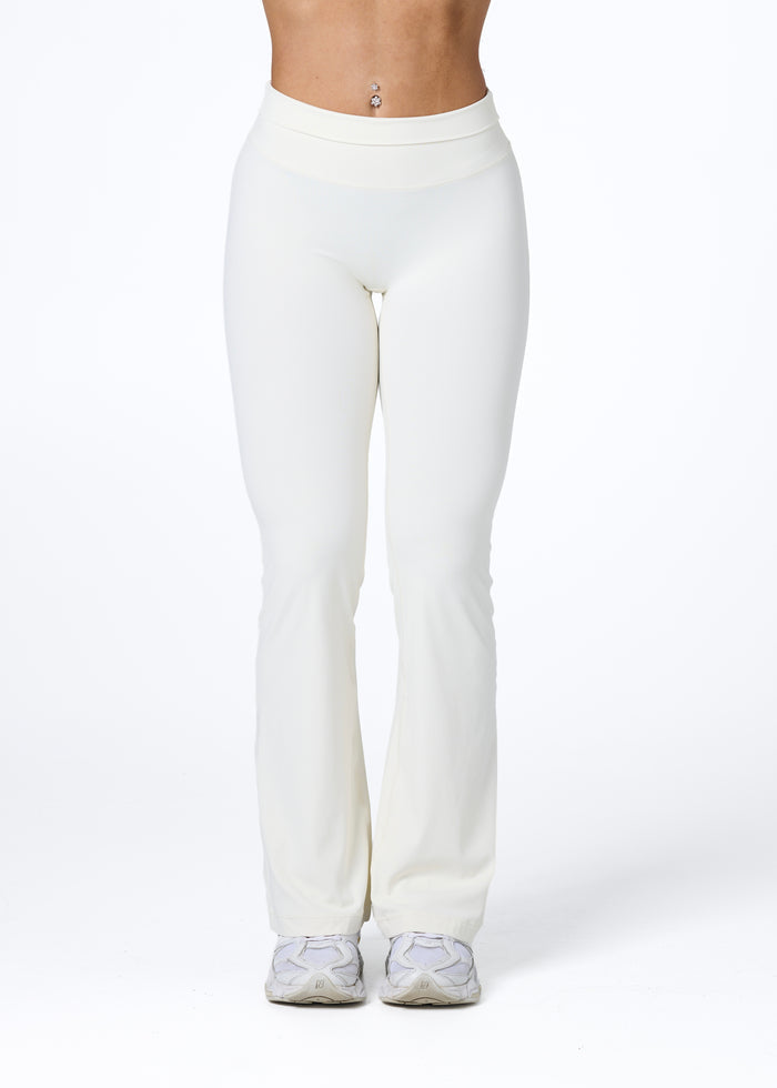 EVERYDAY FLARED LEGGINGS  - VANILLA