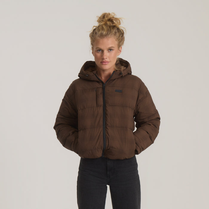 Hokkaido 2.0 jacket in coco bean brown with quilted texture and hood, worn on model with dark jeans