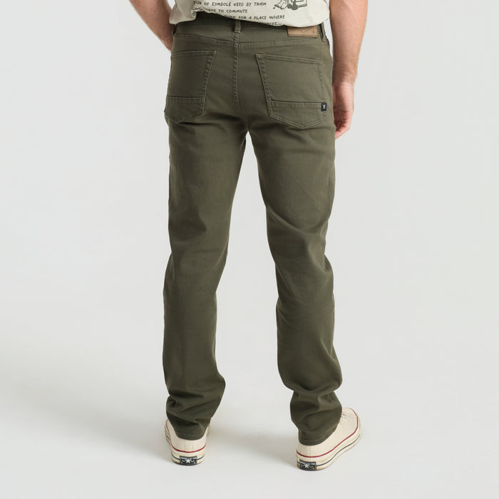 Rugged outdoor scene with Roark RD250 MIL 1396 gear, perfect for adventure and travel.