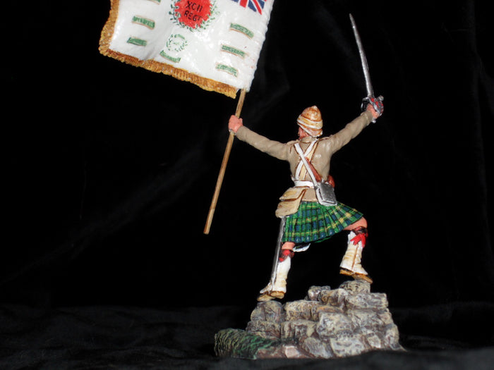 NWF 010 REGIMENTAL COLOURS GORDON HIGHLANDER OFFICER LEADING ATTACK