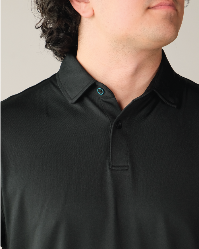 Detail pitch black polo shirt, blue top button ring