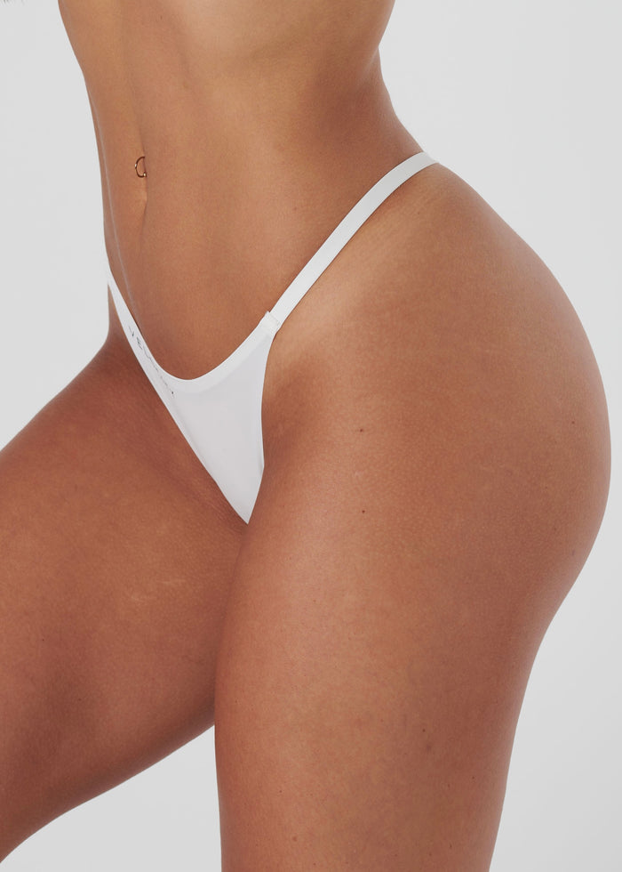 SEAMLESS VELOCITY THONG - WHITE