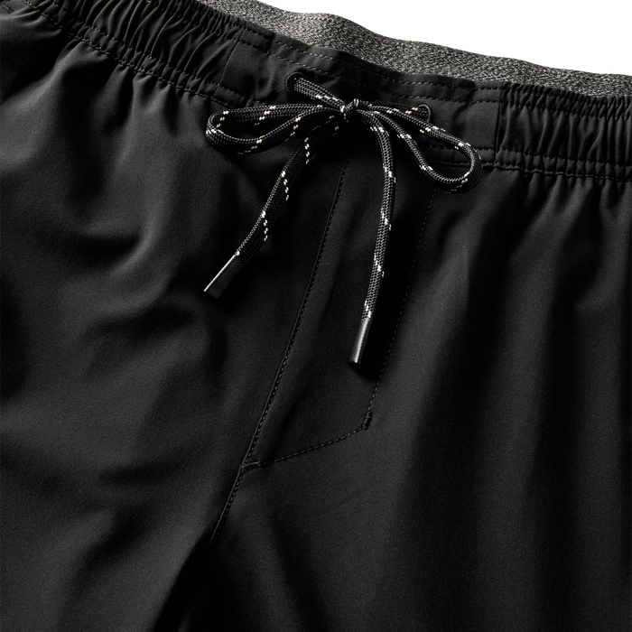 Close-up of the Serrano shorts' elastic waistband and durable black-and-white drawstring, offering adjustable comfort and a secure fit for active wear.