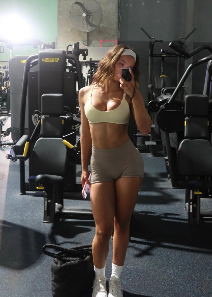 SIGNATURE SCRUNCH SHORTS - OAT
