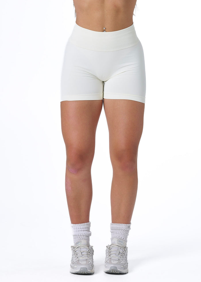 SIGNATURE SCRUNCH SHORTS - VANILLA