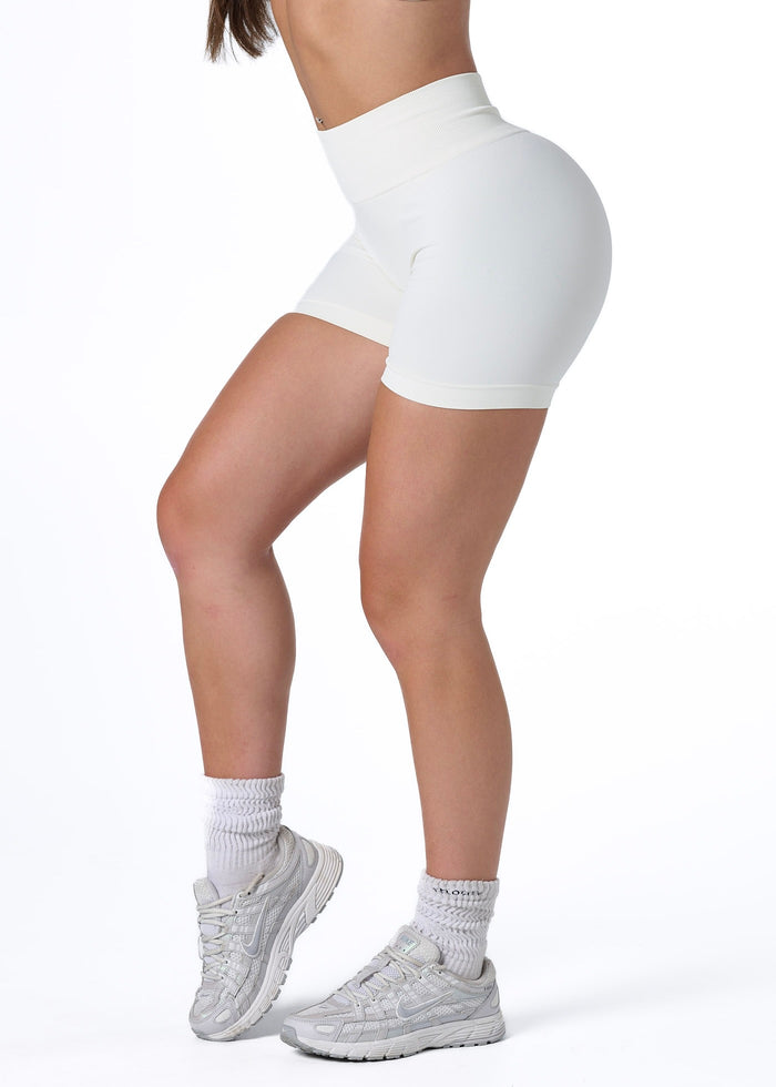 SIGNATURE SCRUNCH SHORTS - VANILLA