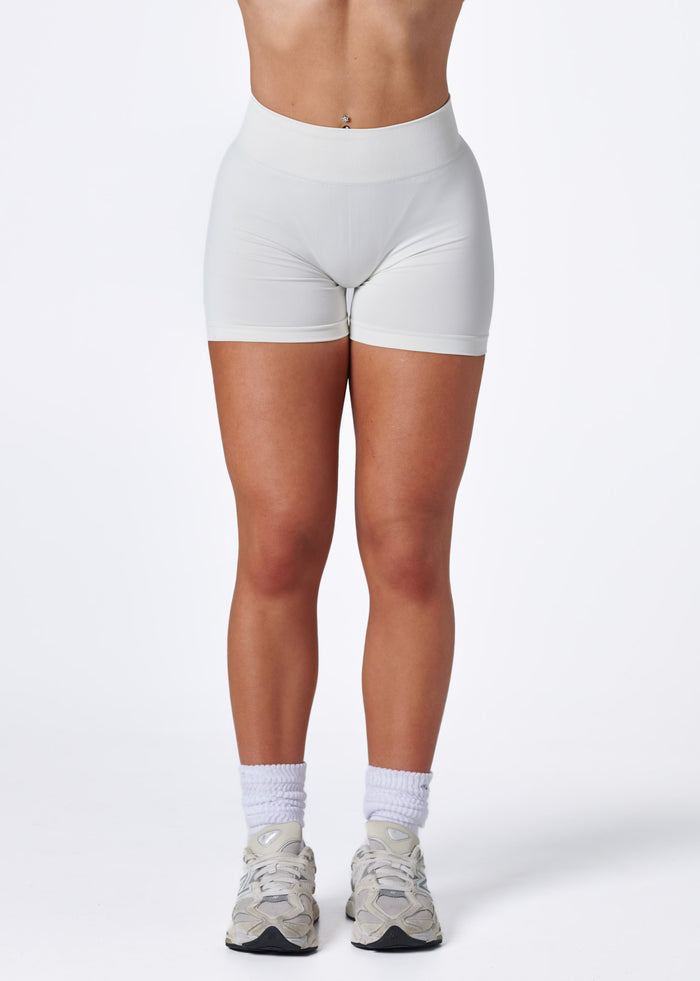 SILHOUETTE SCRUNCH SHORTS - VANILLA