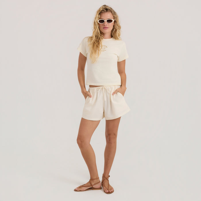Active Bermuda-style shorts designed for adventure, featuring a comfortable waist and reaching to the knee, perfect for outdoor activities.