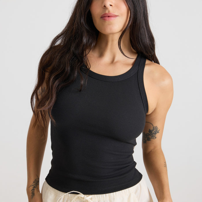 Close-up of an active tank top focusing on shoulder details, designed for adventure and outdoor activities, in sleek black.